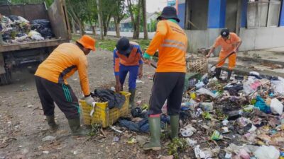 Dinas Lingkungan Hidup Muba Bersihkan Sampah di Terminal Randik Sekayu