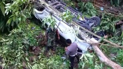 Mini bus terjuni jurang sedalam 15 meter