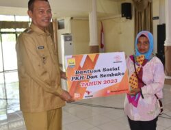 Wako Genius Umar Serahkan Bansos PKH dan Sembako BPNT Tahap II