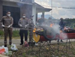 Perwira Hukum Satgas Pamtas Yonif 645/Gardatama Yudha Ikuti Kegiatan Pemusnahan Media Pembawa HPHK & OPTK