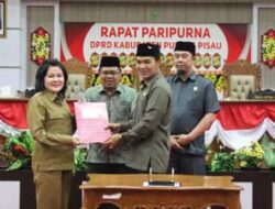 Bupati Pulpis Rapat Paripurna DPRD Persetujuan Raperda Perubahan Perda Nomor 4 Tahun 2016