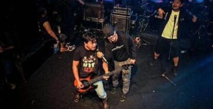 Savaz Band saat tampil bareng Vokalis Jamrud Krisyanto dan Roy Jeconiah eks Vokalis Boomerang di panggung hiburan ulang tahun ke-72 Seskoad. (Dok. Istimewa)