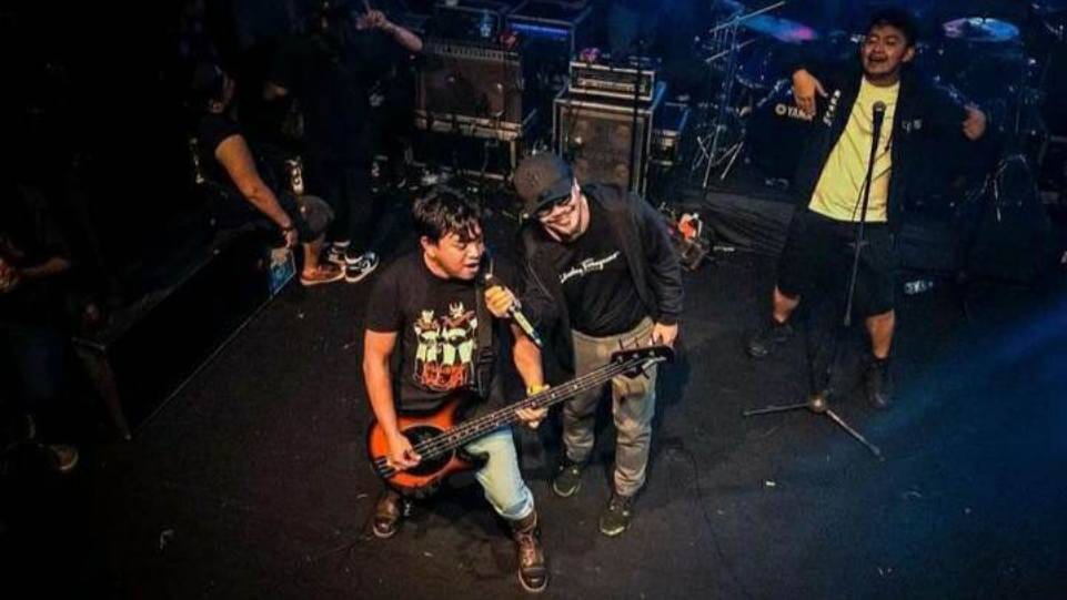 Savaz Band saat tampil bareng Vokalis Jamrud Krisyanto dan Roy Jeconiah eks Vokalis Boomerang di panggung hiburan ulang tahun ke-72 Seskoad. (Dok. Istimewa)