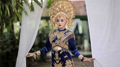 Pakaian suntiang perempuan Minangkabau