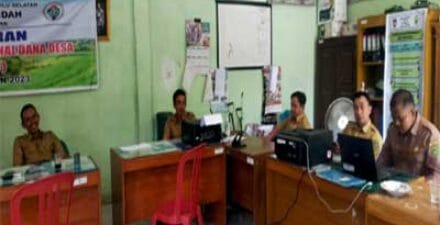 Pemdes Talang Indah Salurkan BLT-DD Atasi Kemiskinan