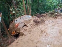 Kelok 9 Longsor, Akses Sumbar – Riau Terputus Satu Kendaraan Nyaris Tertimbun