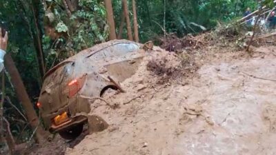 Kelok 9 Longsor, Akses Sumbar – Riau Terputus Satu Kendaraan Nyaris Tertimbun