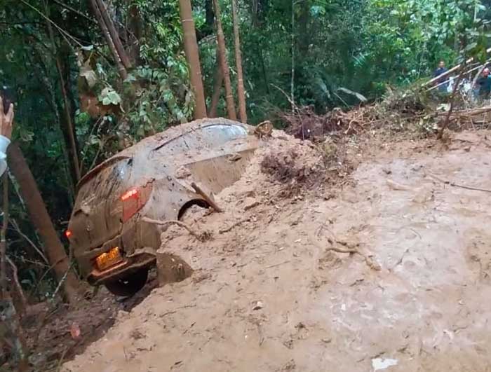 Satu Kendaraan nyaris tertimbun