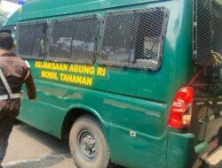 Johnny G Plate Diperiksa, Mobil Tahanan Terparkir Depan Kejagung