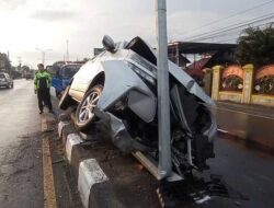 Ngantuk, Sopir Minibus Pemudik Tabrak Beton Pembatas Jalan