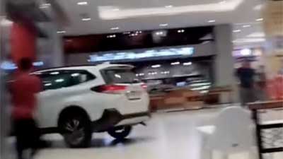 Mobil menerobos Transmart Padang