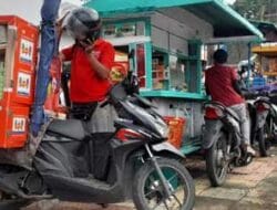 Personil Satpol PP Padang Menegur PKL yang Melanggar Penggunaan Fasilitas Umum