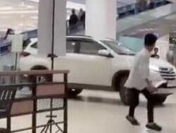 Pegawai Honorer Bawaslu Ternyata Pengendara Mobil yang Menerobos ke Transmart Padang