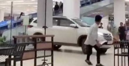 Mobil terobos ke Transmart Padang