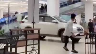 Mobil terobos ke Transmart Padang