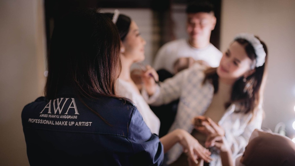 AWA Make Up Artist milik Aries Wahyu Anggraini yang lebih dikenal dengan Mba Awa. (Dok. Istimewa)