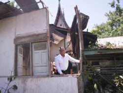 Wako Payakumbuh Rida Ananda Kunjungi Rumah Warga Tertimpa Pohon