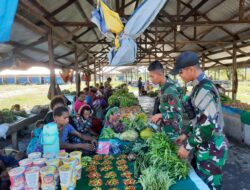 Saat Satgas Yonif Raider 200/BN Bantu Mama-Mama Dengan Borong Habis Hasil Kebun