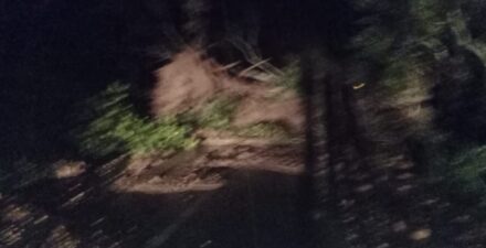 Jalan Raya Batusangkar ke Kubukerambil Lumpuh Akibat Tanah Longsor di Sungai Ungkang