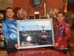 Genius Umar Serahkan Foto Tabuik ke Pengurus DPP dan DPW PKDP