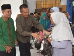 Wako Genius Serahkan Bantuan Ayam Petelur Kepada Warga Kurang Mampu