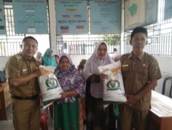 Pemerintah Desa Kota Padang Salurkan Beras Cadangan Pangan Kemensos