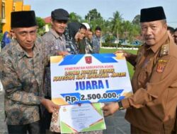 Bupati Agam Serahkan Hadiah Pemenang Kontes Ternak