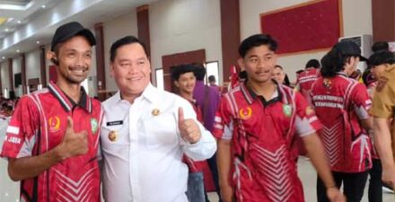 Bupati Kotim H. Halikinnor foto bersama dengan atlet berprestasi