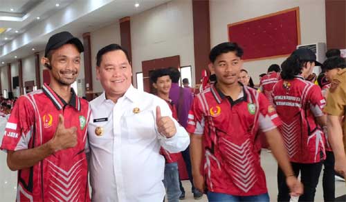 Bupati Kotim H. Halikinnor foto bersama dengan atlet berprestasi