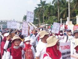 Ribuan Tenaga Medis Demo, Lalu Lintas di Depan Gedung DPR Macet