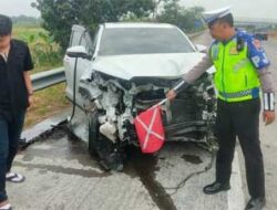 Pecah Ban, Mobil Artis Ini Kecelakaan di Tol