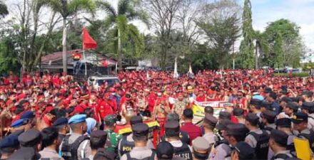 Ribuan pasukan merah.