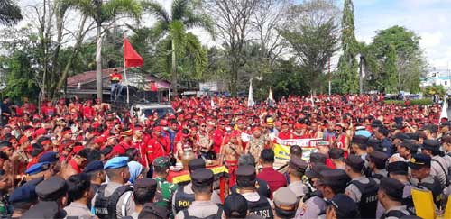 Ribuan pasukan merah.