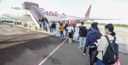 Penumpang naik pesawat