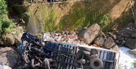 Truk Pengangkut Bahan Roti Terjun ke Sungai di Sitinjau Lauik, Sopir Luka Serius
