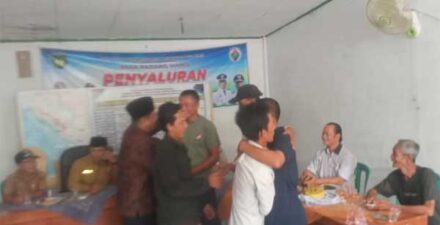 Saling berpelukan setelah dilakukan perdamaian
