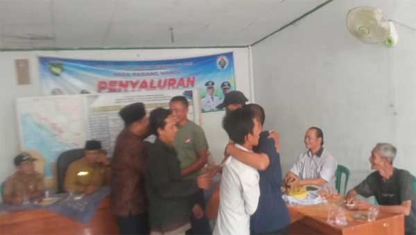 Saling berpelukan setelah dilakukan perdamaian
