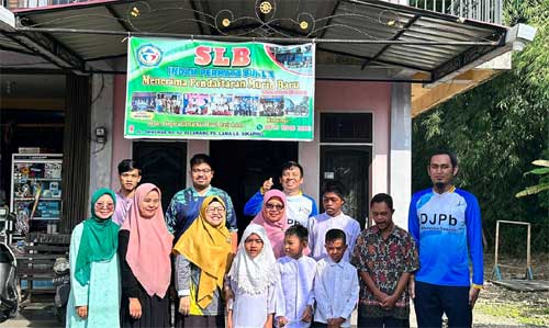 Kepala KPPN Lubuk Sikaping, Heni dan rombongan foto bersama dengan pimpinan SLB dam siswa mereka. (ist)