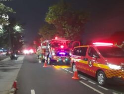 Kebakaran Hebat di Jakarta Timur: Petugas Sudin Gulkarmat Padamkan Api di Dekat Mal Citra Klender
