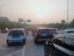 Kecelakaan Beruntun di Tol Desari Sisakan Mobil Rusak Parah