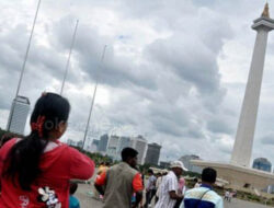 Monumen Nasional (Monas) Jakarta Dibanjiri Puluhan Ribu Wisatawan saat Liburan Tahun Baru Islam 1445 Hijriah