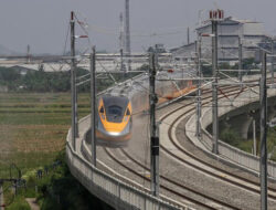 KCIC Ingatkan Warga Hindari Bermain Layang-Layang Dekat Rel Kereta Cepat Jakarta-Bandung (KCJB)