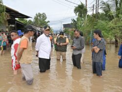Tinjau Lokasi Banjir, Gubernur Mahyeldi Perintahkan OPD Teknis untuk Segera Distribusikan Bantuan