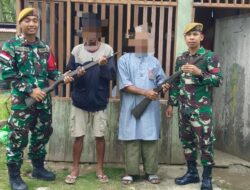 Warga Akelamo Serahkan Dua Pucuk Senjata Kepada Satgas 