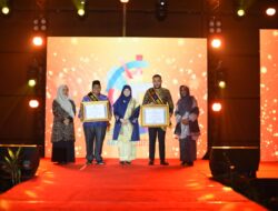 Bupati Suhatri Bur dan Ketua TP PKK Ny.Yusrita Suhatri Bur Terima Penghargan Ayah dan Bunda Genre Kolaboratif BKKBN Perwakilan Sumbar