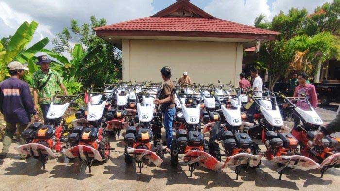 Pemkab Kotim serahkan alsintan kepada petani.