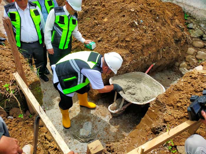 Bupati Agam Andri Warman meletakkan batu pertama pembangunan pabrik air minum dalam kemasan di Lubuk Basung, Rabu, (19/7/2023).. (ist)