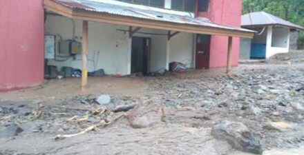 Ini di antaranya rumah yang direndam lumpur akibat tanah longsor di Tanjung Sani, Agam.