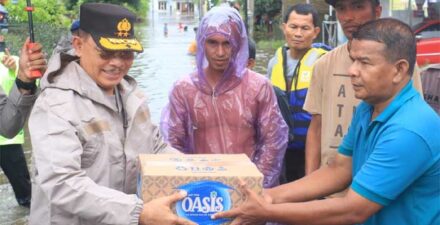 Kapolda Sumbar Irjen Pol Suharyono saat mengunjungi sejumlah lokasi banjir dan memberikan bantuan makanan.