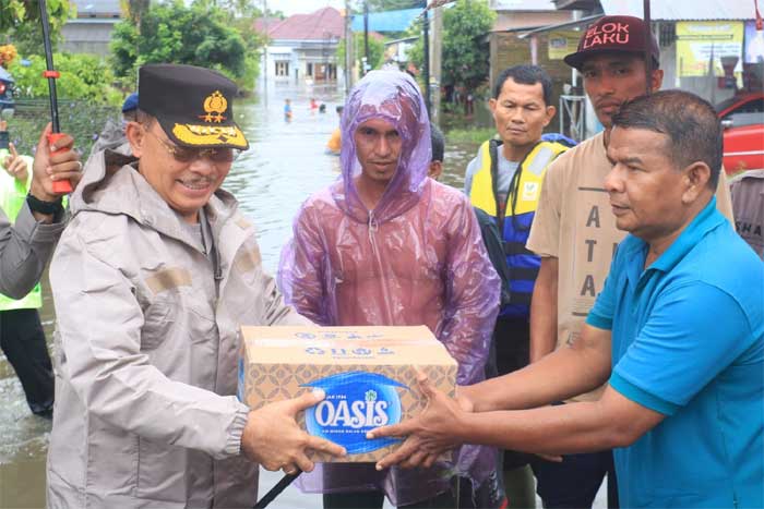 Kapolda Sumbar Irjen Pol Suharyono saat mengunjungi sejumlah lokasi banjir dan memberikan bantuan makanan.